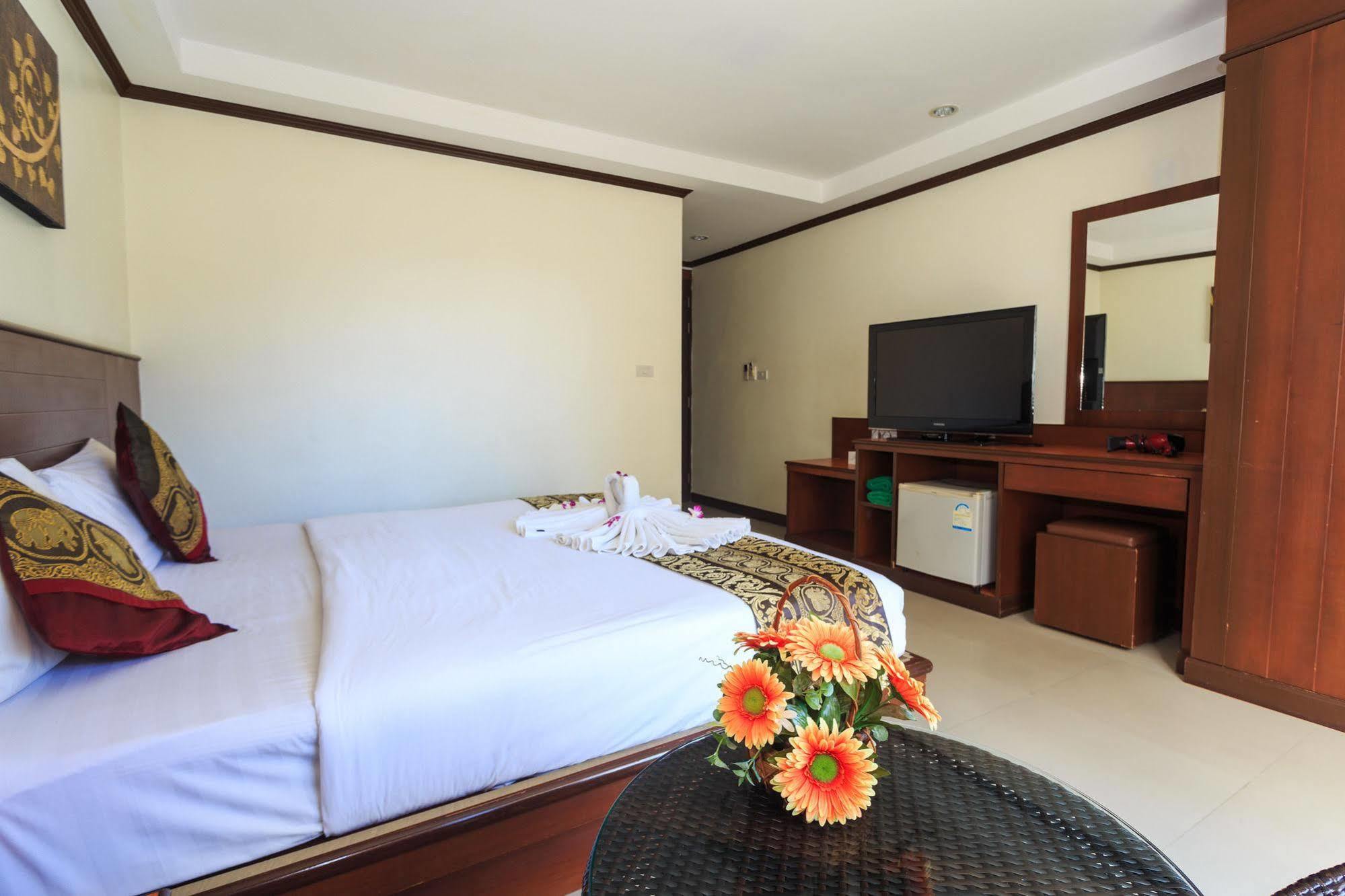 Sharaya Patong Hotel エクステリア 写真