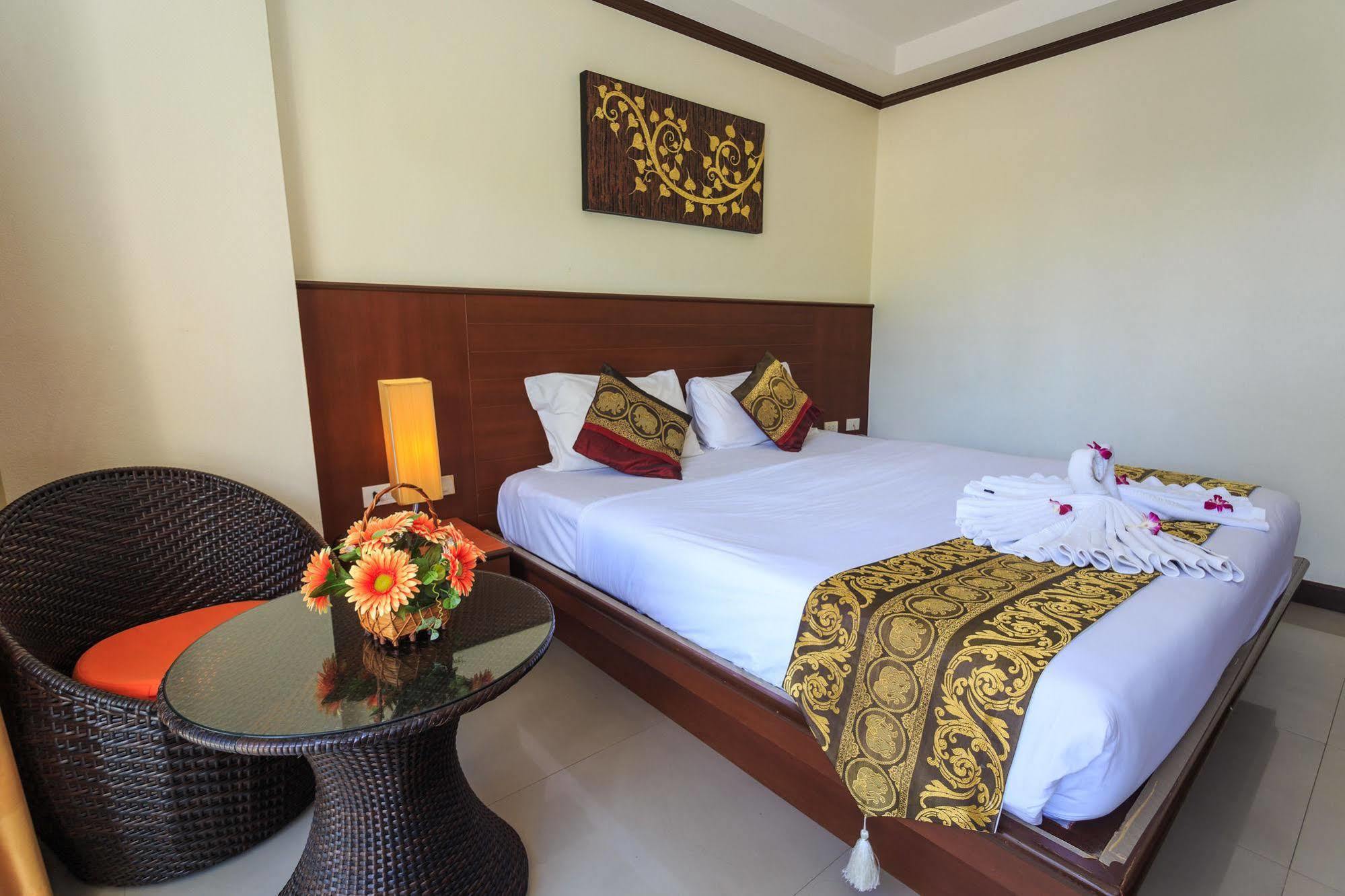 Sharaya Patong Hotel エクステリア 写真